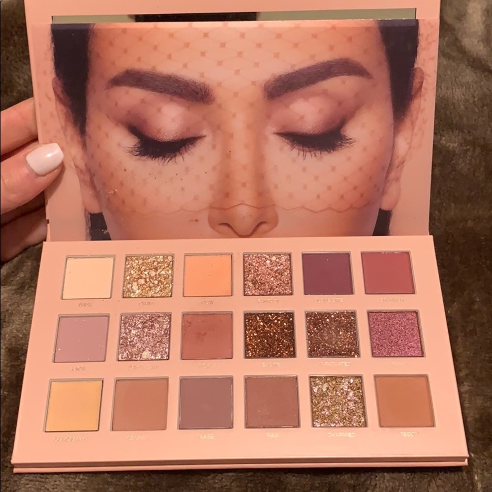 Huda Beauty Nude Palette